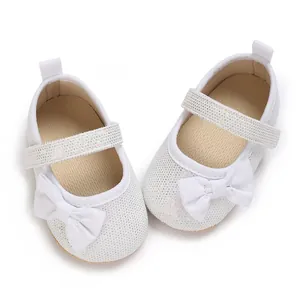 Weiße Glitzer-Prinzessinenschuhe für Babys von 0-1 Jahr mit Schleife, Detailansicht.