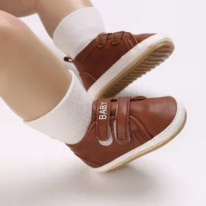 Detailansicht brauner Babyschuhe mit weicher rutschfester Sohle und Klettband