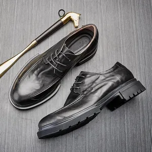 Detailansicht schwarzer Leder-Derbyschuhe mit dicker Profilsohle und strukturierter Optik.