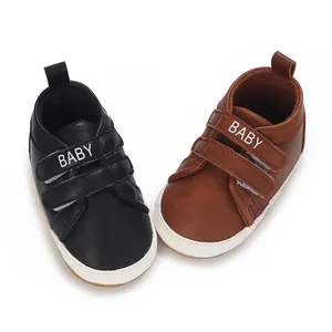 Detailansicht von weichen Lauflernschuhen für Neugeborene in Schwarz und Braun