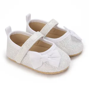 Detailansicht weißer Glitzer-Prinzessin-Babyschuhe mit eleganter Schleife.