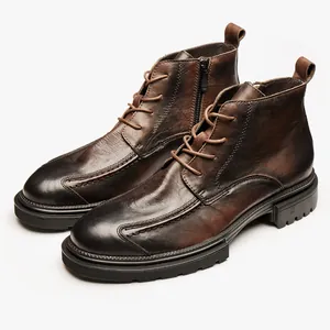 Seitenansicht von braunen Leder-Martin-Boots mit Reißverschluss und dicker Sohle.
