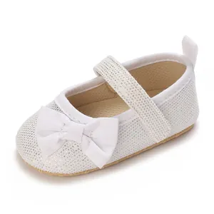 Elegante weiße Glitzer-Lauflernschuhe für Baby-Mädchen mit Schleife und weicher Gummisohle.