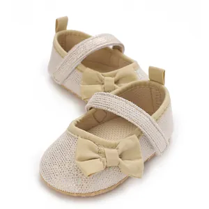 Detaillierte Nahaufnahme von beige Glitzer Baby Prinzessin Schuhen mit Schleife