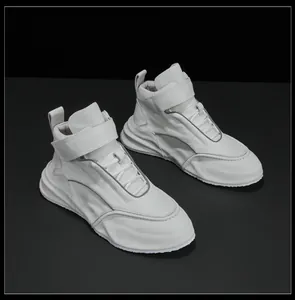 Vista detallada de zapatillas altas de cuero blanco con suela gruesa y velcro