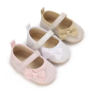 Detailansicht von Baby Mädchen Prinzessinnenschuhen in Rosa, Silber und Gold