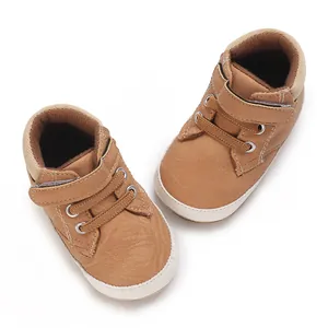 Bequeme braune Baby-Sneaker mit Klettverschluss für Kleinkinder im Alter 0-1 Jahr.
