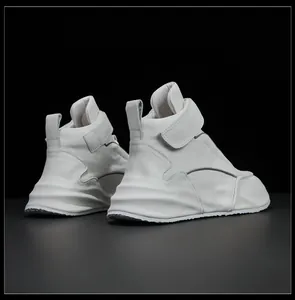 Vista trasera de zapatillas altas de cuero blanco con suelas de plataforma