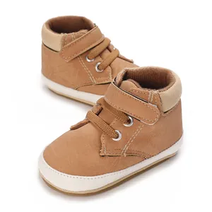 Detailansicht brauner Baby-Sneaker mit weichen weißen Sohlen und Klettverschluss