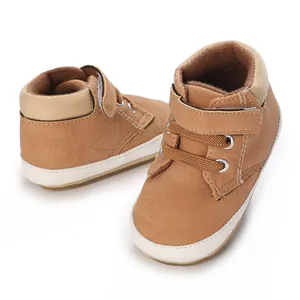 Detailansicht brauner Baby-Turnschuhe aus Kunstleder mit praktischem Klettverschluss