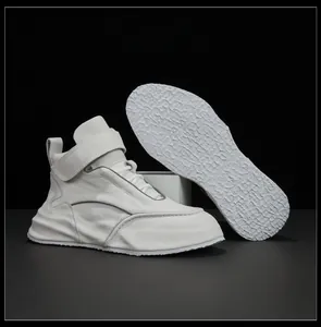 Zapatillas altas de cuero blanco con suela gruesa texturizada y detalle de tira de velcro.