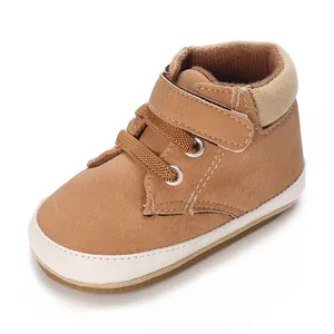 Nahaufnahme von braunen Baby-Lauflernschuhen mit weicher Sohle und Klettverschluss