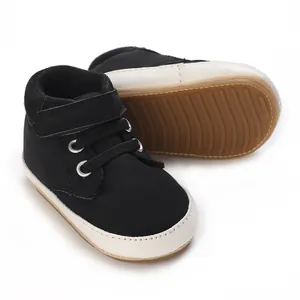 Detail von schwarz-weißen Neugeborenen-Babyschuhen mit weicher rutschfester Gummisohle