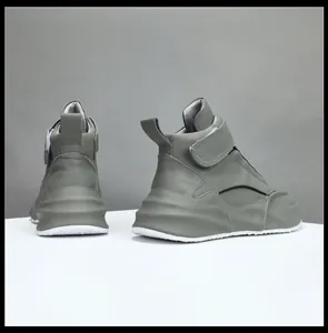 Vista trasera de zapatillas altas de cuero gris con suela de plataforma y velcro