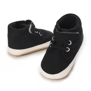 Detailansicht schwarzer Baby-Sneaker für 0-1-Jährige mit weißer Sohle und Klettverschluss
