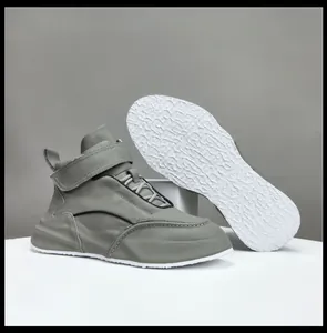 Zapatillas altas de cuero gris para hombre con suela de plataforma blanca gruesa