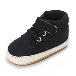 Detailansicht eines schwarzen Baby-Stiefels mit weicher Sohle und Klettverschluss