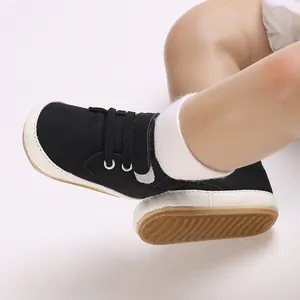 Makrodetail schwarzer Baby-Sneaker mit weicher Sohle und rutschfester weißer Gummiaußensohle