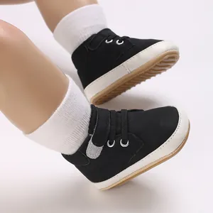 Detailansicht schwarzer Neugeborenen-Sneaker mit rutschfester weicher Sohle für Jungen