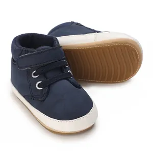 Detaillierte Nahaufnahme von dunkelblauen Babyschuhen mit weicher Sohle und hohem Schaft.