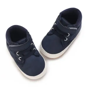Detailansicht der dunkelblauen Baby-Sneaker mit Klettverschluss für 0-1 Jahre alte Babys