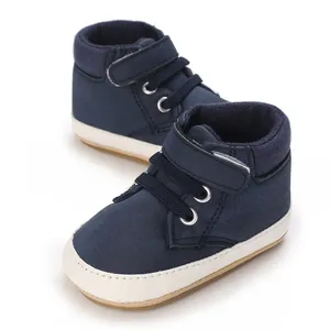 Nahaufnahme von dunkelblauen High-Top-Babyschuhen mit weicher Sohle für 0-1 Jahre
