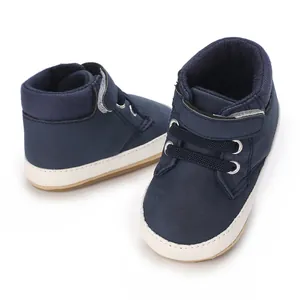 Detailansicht marineblauer Baby-Sportschuhe mit weicher Sohle für 0-1-Jährige
