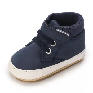 Detaillierte Ansicht dunkelblauer Baby-Stiefeletten mit weißer Anti-Rutsch-Sohle.