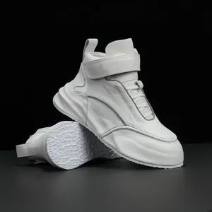 Zapatillas altas minimalistas de cuero blanco para hombre con plataforma gruesa.