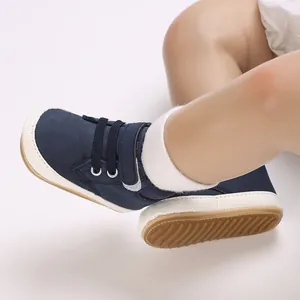 Detaillierte Nahaufnahme blauer Babyschuhe mit weicher, rutschfester Gummisohle