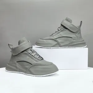 Zapatillas altas de cuero gris premium con suelas gruesas y correas de velcro para hombre.