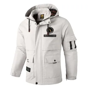 Stilvolle wasserfeste Herren-Parkajacke mit Kapuze in Off-White und taktischen Taschen