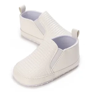 Detalle de zapatos blancos para bebés con textura tejida y suela de algodón antideslizante