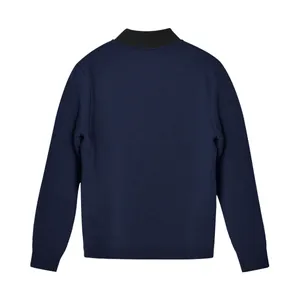 Vista posteriore di una felpa casual blu navy da uomo con colletto nero e polsini a coste