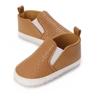Zapatos marrones para bebé niño con textura tejida y suela de algodón antideslizante.