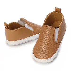 Mocasines clásicos marrón para bebé con textura tejida y suela antideslizante suave