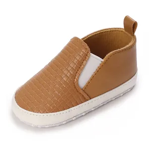 Zapato marrón para bebé con textura tejida y suela de algodón antideslizante para niños.