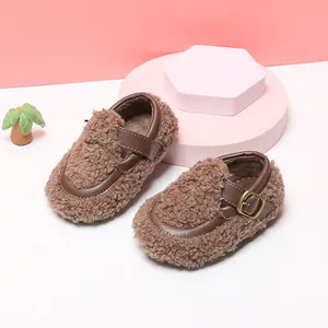 Zapatos de andar para bebé en forro polar marrón con forro suave y hebilla de cuero.