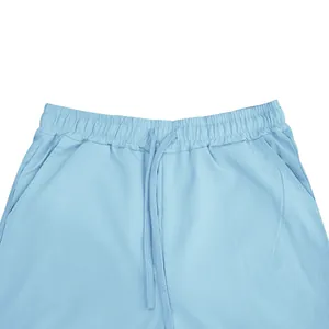 Nahaufnahme der hellblauen Herren-Freizeithose mit elastischem Kordelzug am Bund