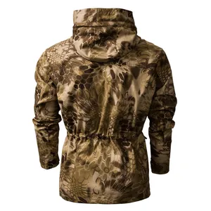 Rückansicht einer Herren-Taktik-Camouflage-Kapuzenjacke mit verstellbarem Kordelzug.