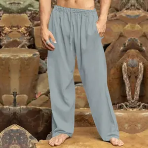 Locker sitzende, atmungsaktive graue Herrenhose mit Kordelzug im Freien Ansicht.