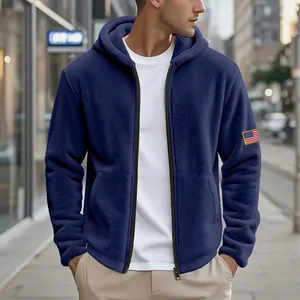 Détail du sweat à capuche zippé en polaire bleu marine avec écusson drapeau américain.