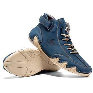 Detailaufnahme blauer Herren-High-Top-Boots mit rutschfester Octopus-Sohle in Beige.