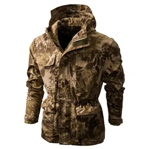Detailansicht der Herren Camouflage Taktik-Kapuzenjacke mit vielen praktischen Taschen