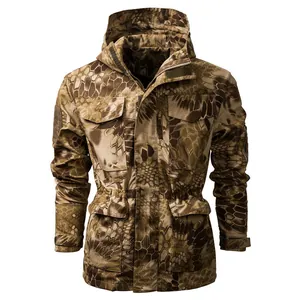 Detailansicht einer taktischen Tarnjacke mit Kapuze für Herren für Outdoor-Aktivitäten.