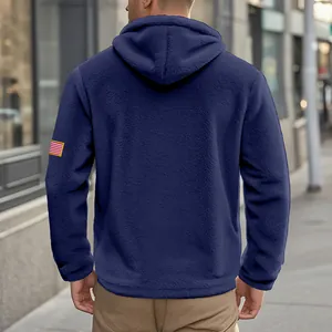 Vue de dos d'un sweat à capuche homme en polaire marine avec écusson drapeau US