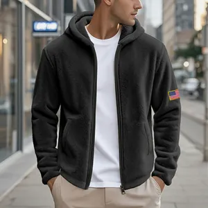 Gros plan sur un sweat à capuche en polaire noir avec un écusson drapeau US