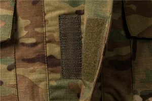 Nahaufnahme von strapazierfähigem Ripstop-Tarnstoff und Klettverschluss-Detail