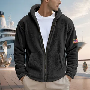 Sweat à capuche en polaire noire pour homme avec patch drapeau américain sur la manche.