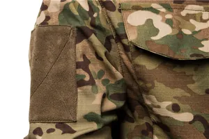 Detailansicht des Ärmels einer Camouflage-Taktikjacke mit Ripstop-Gewebe und Klettfläche.